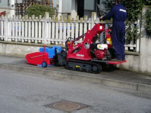 italclean europe | pulizia marciapiedi | mini spazzatrice | carrello cingolato